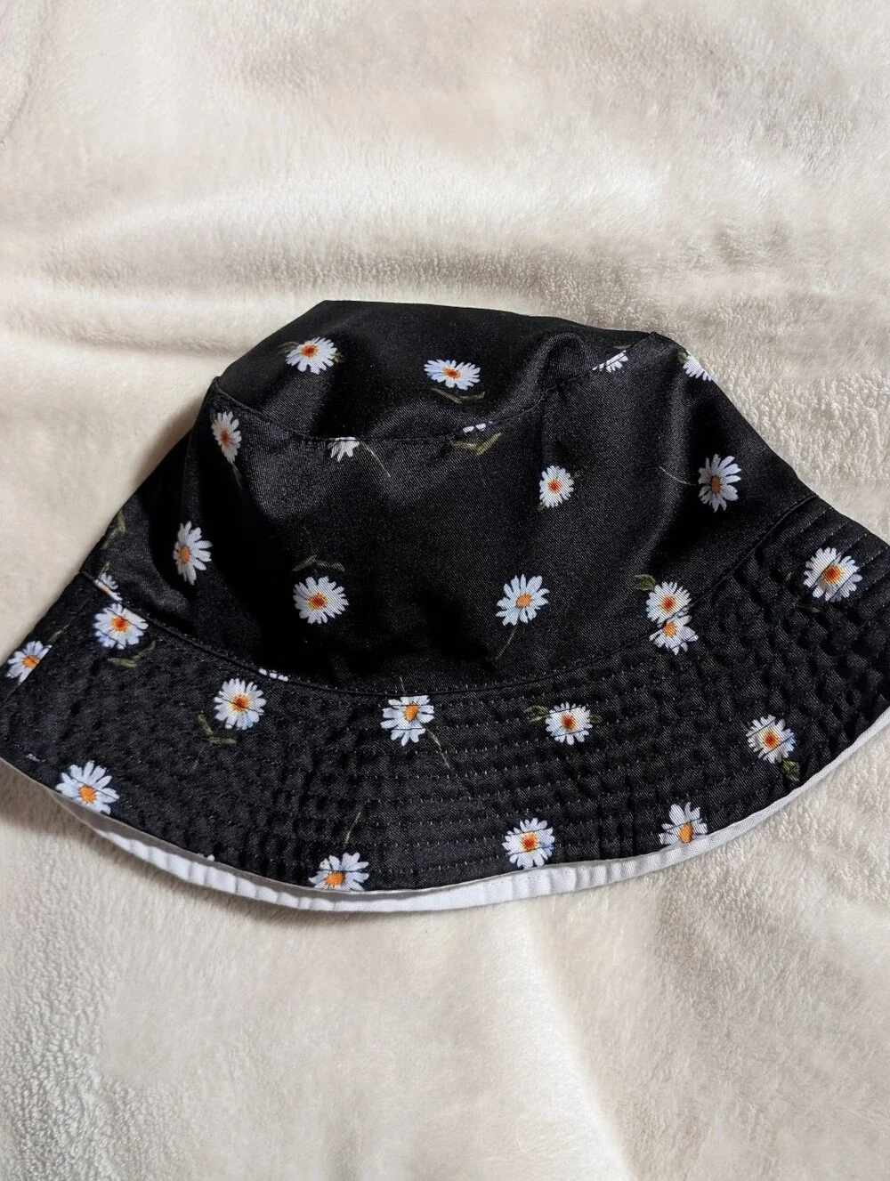 Alice+Olivia Reversible Daisy Floral White & Black Bucket Hat Kids/Pre-Teen